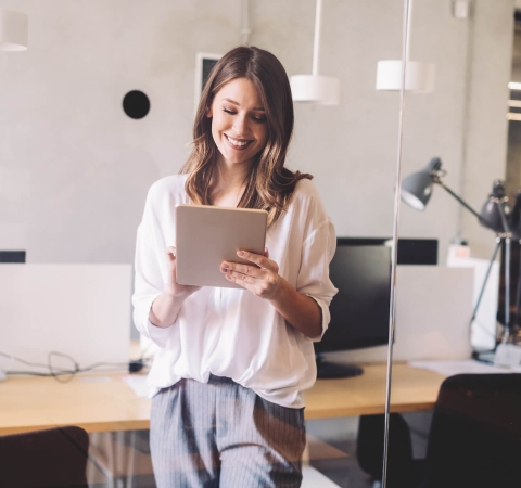 Mevrouw op bureau Decostere